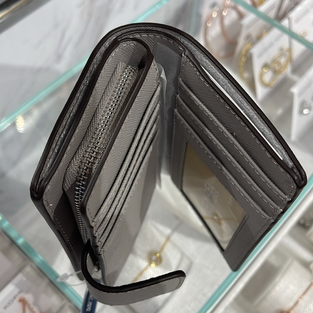 MICHAEL KORS Medium Saffiano Leather Bifold Zip CN Wallet
PEARL GREY
NWT - Picture 9 of 16